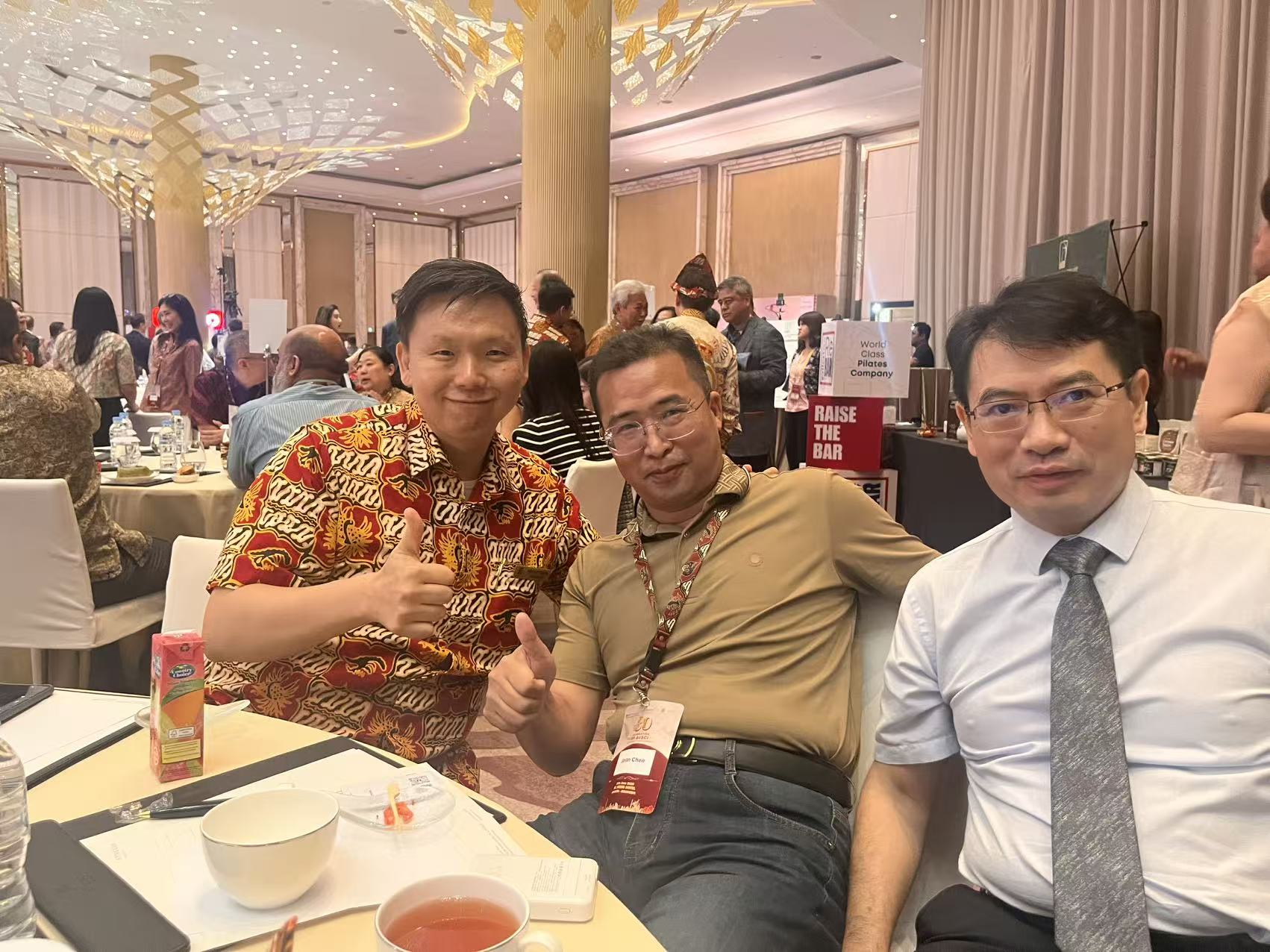 Franc Liu cùng những người tham dự một sự kiện cựu sinh viên USC tại Indonesia